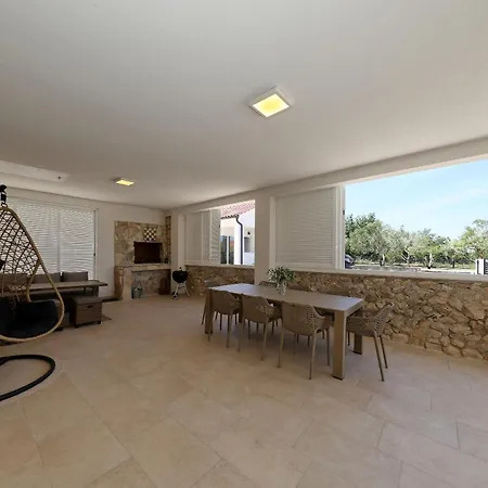 House Luca With Private Pool Ferienhaus