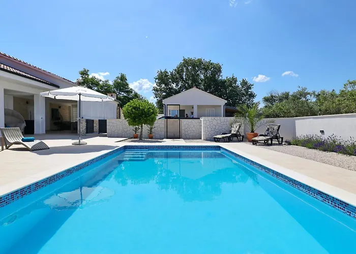 House Luca With Private Pool Дом отдыха Врси