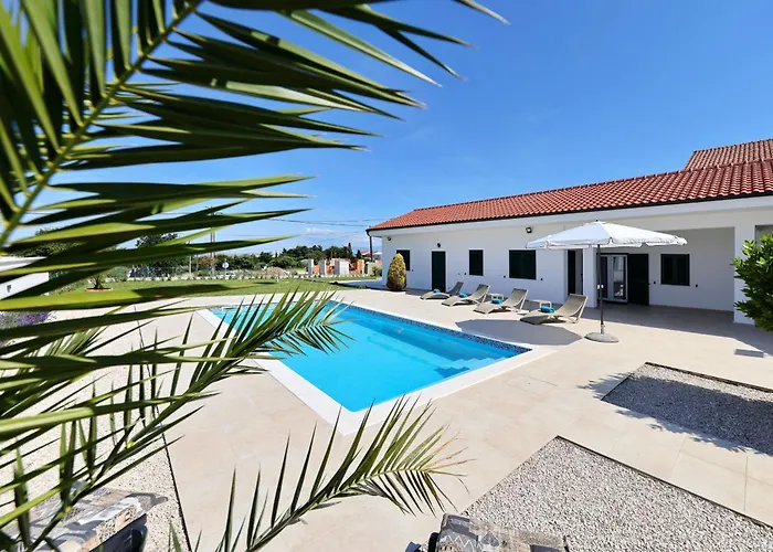 House Luca With Private Pool Дом отдыха