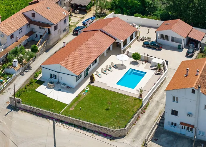 House Luca With Private Pool Дом отдыха Врси