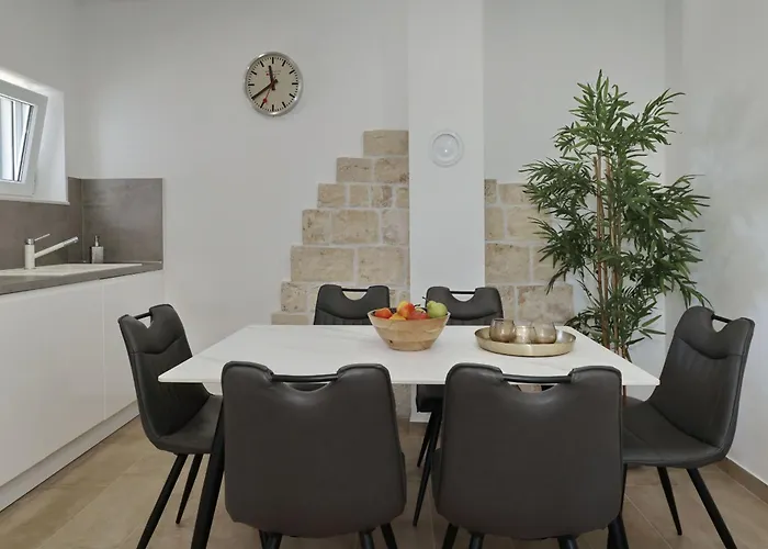 House Luca With Private Pool Дом отдыха Врси