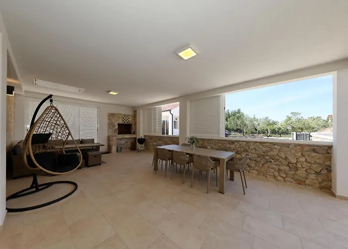 House Luca With Private Pool Дом отдыха