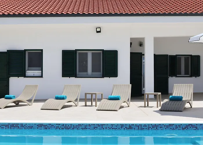 House Luca With Private Pool Дом отдыха Врси