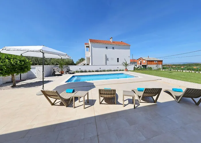 House Luca With Private Pool Дом отдыха Врси